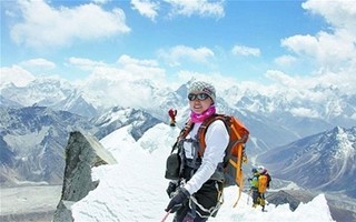 Người Trung Quốc chinh phục Everest "bằng trực thăng"