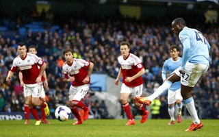 Man City trở lại đường đua, Liverpool đè bẹp Cardiff