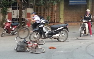 Xe đạp bất ngờ sang đường, 3 người nguy kịch