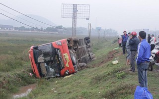 Xe khách bay xuống ruộng, hành khách thoát chết trong gang tấc