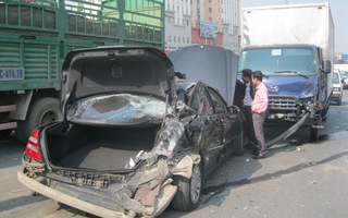 Hà Nội: Xe tải tông nát đuôi xe Mercedes ở đường trên cao