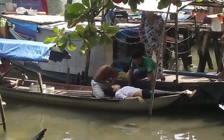Cứu sống một phụ nữ nhảy sông Sài Gòn