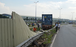 Mất lái, xe container ủi bay gần 10 m hàng rào chắn