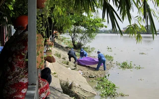 Xác người đàn ông cởi trần trôi trên sông Sài Gòn