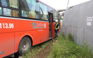 Xe Phương Trang tông đổ rào chắn, hàng chục công nhân hú vía