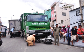 TP HCM: Xe rác lao dốc cầu Chánh Hưng, nghiến nát 4 xe máy