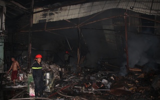 Cháy lớn lúc nửa đêm, hơn 1.000 m2 kho hàng bị thiêu rụi