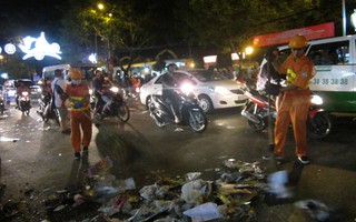 Sài Gòn đầy rác sau giao thừa