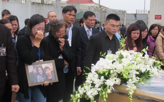 Rơi nước mắt đón di hài 3 mẹ con người Việt trên MH17