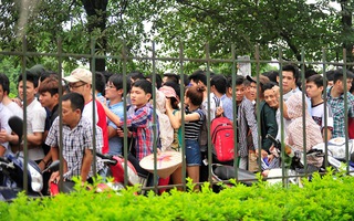 Trắng đêm xếp hàng mua vé xem U19 Việt Nam