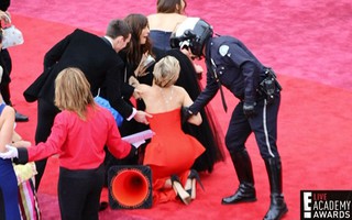 Jennifer Lawrence lại “vồ ếch” ở Oscar 2014