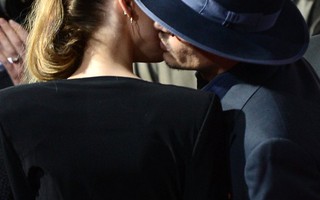 “Cướp biển” Johnny Depp hôn bạn gái trên thảm đỏ