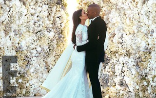 Hé lộ ảnh cưới Kim “siêu vòng ba”