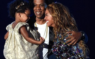 Beyonce bật khóc trên sân khấu bên chồng, con