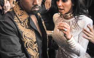 Kim Kardashian bị "kẻ thích quấy rối thảm đỏ" tấn công