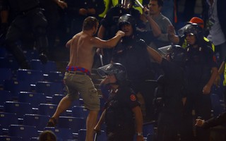 Thua đậm AS Roma, CĐV CSKA Moscow nổi loạn tại Olimpico