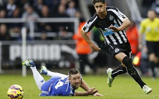 Newcastle hạ knock-out Chelsea, Arsenal thua thảm Stoke City