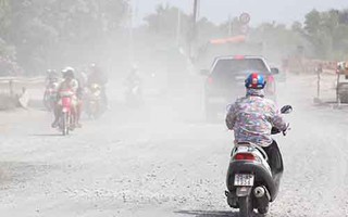 Cầu TL9 thi công chậm, dân hít bụi