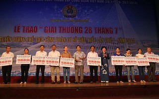 Trao 1 tỉ đồng bạn đọc hỗ trợ ngư dân