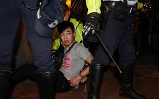 Bị đàn áp, người biểu tình Hồng Kông xung đột dữ dội với cảnh sát
