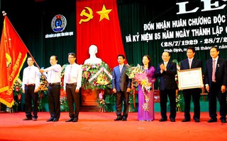 LĐLĐ Bình Định đón nhận Huân chương Độc Lập hạng Ba