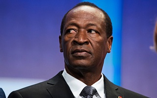 Tổng thống Burkina Faso từ chức, quân đội nắm quyền