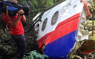 Tìm thấy thêm thi thể, thân máy bay MH17