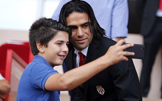 Chuyển nhượng giờ cuối: Man City, Arsenal giành giật Falcao