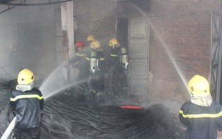 Cháy lớn thiêu rụi ống nước tại công ty cấp nước Hà Tĩnh
