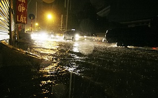 Hà Nội: Người đi đường bị điện giật chết lúc mưa to