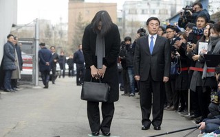 Tiếp viên trưởng tố con gái chủ tịch Korean Air Lines bắt quỳ gối