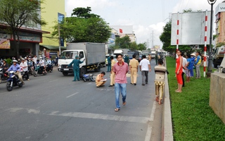 Đi bộ bị xe máy quẹt, ô tô trờ đến cán ngang người