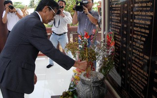 Đại sứ Nhật Bản thắp hương tưởng niệm nạn nhân cầu Cần Thơ