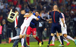 Trận Serbia - Albania: Sân cỏ thành bãi chiến trường