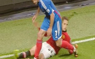 Phil Jones chấn thương nặng, Januzaj suýt gãy chân