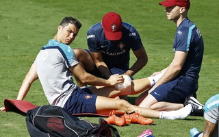 Ronaldo lại chấn thương, HLV Bento như ngồi trên lửa