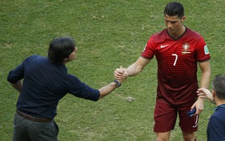 Ronaldo bực dọc, bỏ mặc báo chí