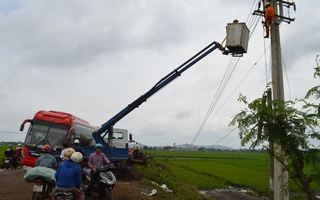 Gió lốc thổi gãy hàng loạt trụ điện trung áp