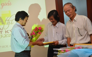 Các tác giả hân hoan nhận giải phóng sự, bút ký của Báo Người Lao Động