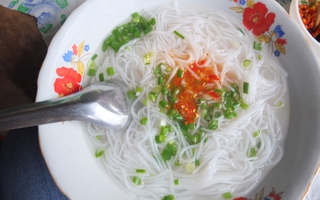 Bún nước Tây Ninh: Nhìn thì chán nhưng ăn thì ghiền