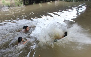 Đi bắt hàu, 4 nữ sinh chết đuối thương tâm