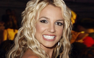 Britney Spears bị  kiện vì làm gãy mũi vũ công