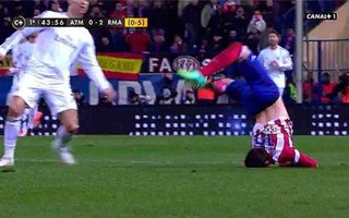 Va chạm kinh hoàng với Ronaldo, hậu vệ Atletico té gãy cổ