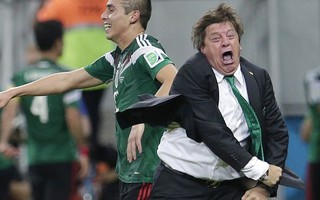 HLV Mexico cũng trẻ con không kém ông Mourinho