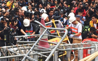 Hồng Kông bắt đầu "nhổ" biểu tình khu Kim Chung