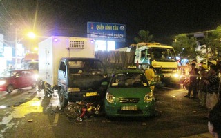 TP HCM: Chờ đèn đỏ, 4 người bị xe điên tông trọng thương