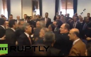 Nghị sĩ Thổ Nhĩ Kỳ lao vào đấm nhau giữa cuộc họp