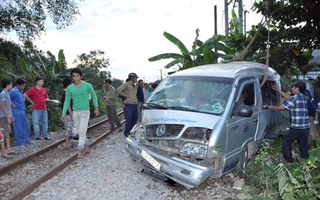 Va chạm với tàu hỏa, xe khách bị kéo lê bẹp dúm