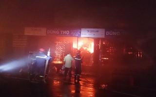 Cháy chợ Bảo Lộc trong đêm, 3 gian hàng bị thiêu rụi