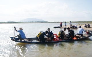 Ngồi câu cá trên phao, 2 anh em chết đuối